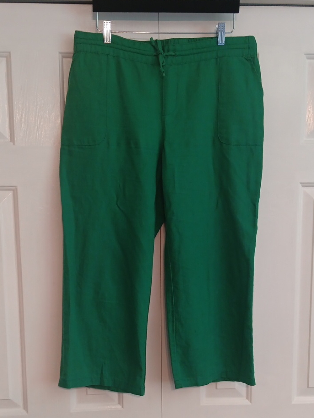 Liz Claiborne Green Cropped Pants, Size Medium